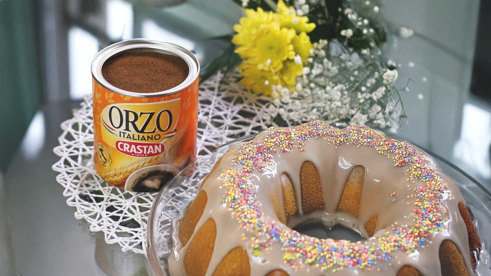 Un dolce semplice, soffice e profumato perfetto per la tavola di Pasqua. Scopri la ricetta della ciambella con glassa all’orzo Crastan, ideale per colazione o merenda.