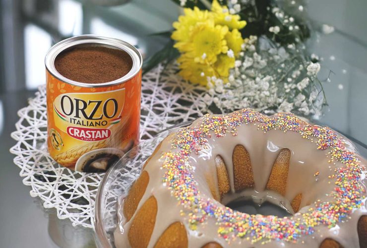 Un dolce semplice, soffice e profumato perfetto per la tavola di Pasqua. Scopri la ricetta della ciambella con glassa all’orzo Crastan, ideale per colazione o merenda.